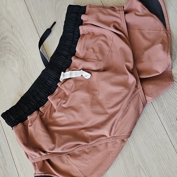 Lululemon Hotty Hot Short (2 1/2"), Size 8 - Picture 14 of 16